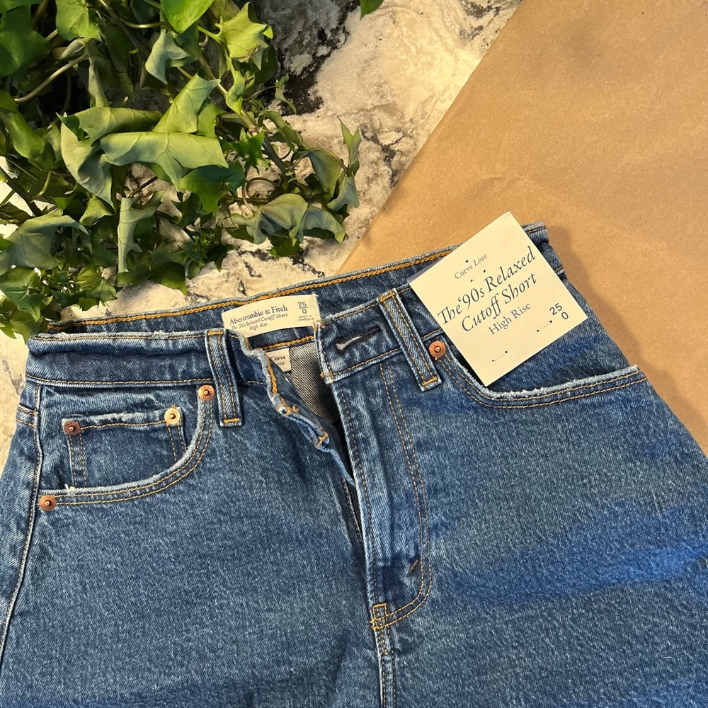 Abercrombie Curve Love 90’s Relaxed Cut Off Short